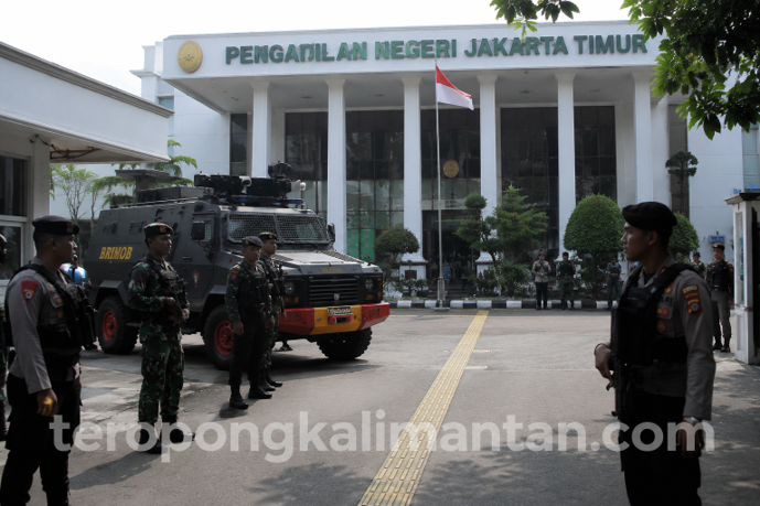 Gambar Sidang Perdana Dokter Tifa Digelar di PN Jakarta Timur, TNI-Polri dan Rantis Brimob Siaga - sidang perdana dokter t...