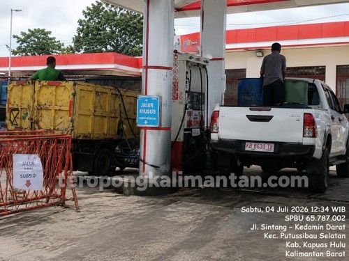 Gambar Dugaan Pengisian Solar Subsidi ke Drum dan Bak Truk di SPBU Kapuas Hulu Jadi Sorotan, Aparat Diminta Turun Tangan -...