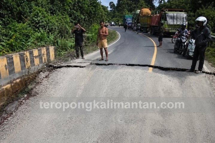 Gambar Jembatan Trans Kalimantan Kasonganâ€“Kereng Pangi Ambruk, Akses Vital Kalteng Lumpuh dan Distribusi Logistik Tergan...