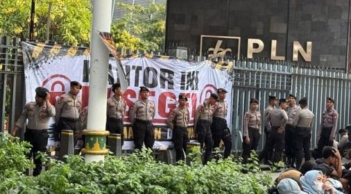 Gambar Massa Aliansi Pemuda Kalimantan dan Sumatera Segel Kantor Pusat PLN, Tuntut Evaluasi Direksi - massa segel kantor p...